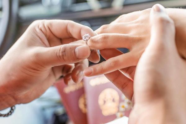 想选2025年9月到12月之间订婚的好日子需要看老黄历